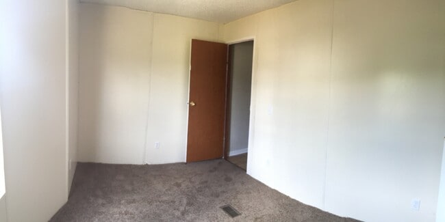 Building Photo - 3 BDR / 2BA Newly Renovated