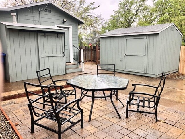 Building Photo - Charming 2 bedroom, 1 bath home near Sutte...