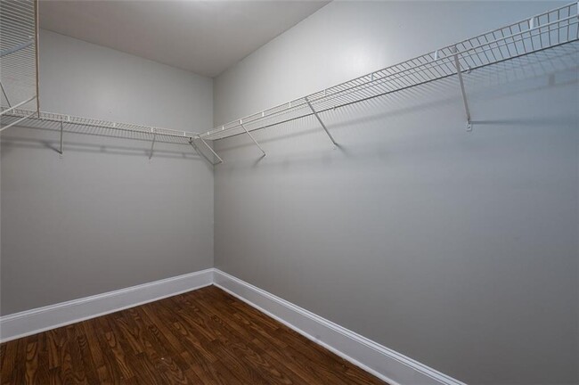 Building Photo - 1095 Deckner Ave SW