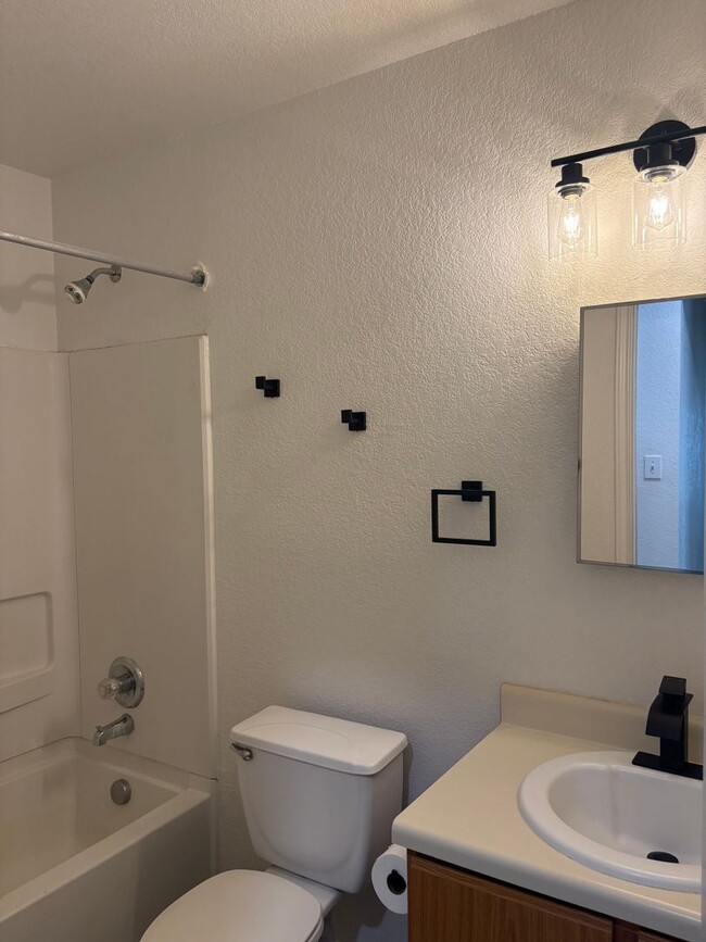 Building Photo - Beautiful Renovated Home in Bridgewood