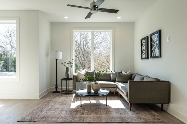 Building Photo - 611 Walnut Hts Dr