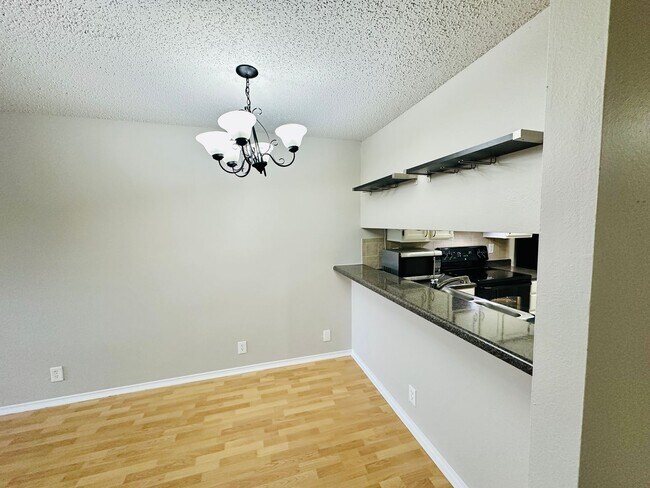 Building Photo - Charming 2BR/2BA Condo in South Congress -...