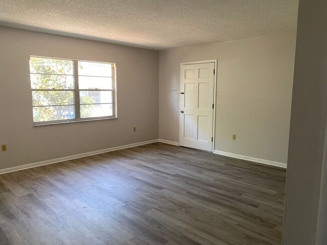 Building Photo - Spacious 2BR/1BA Duplex in Prime Lakeland ...