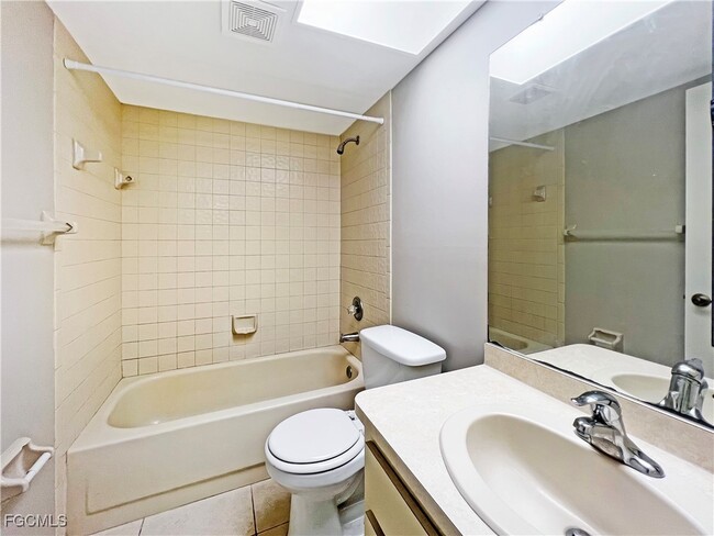 Building Photo - 4530 SW 10th Ave