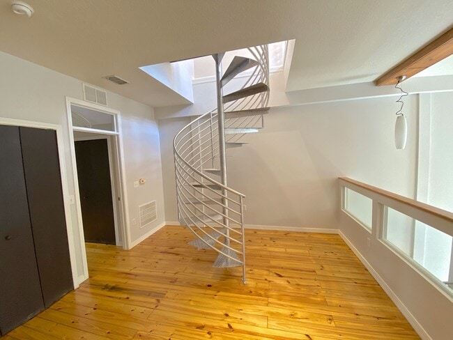 Building Photo - Stunning and Unique Luxury Town Home for R...