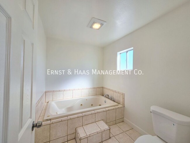 Building Photo - 5426 Lewis Ave