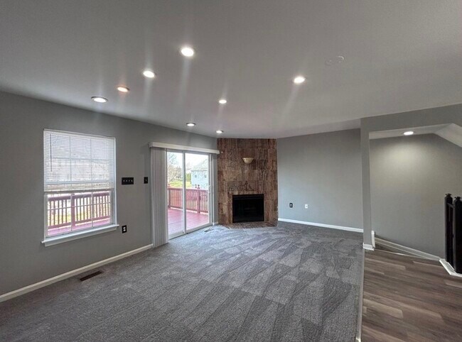 Building Photo - 3 Bedrooms 2.5 Bathrooms