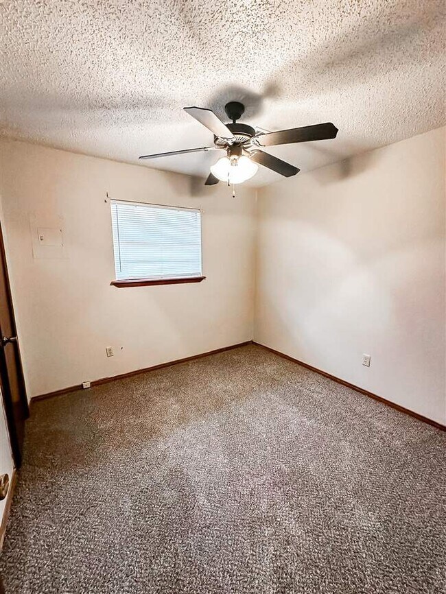 Building Photo - 6910 SW Forest Ave