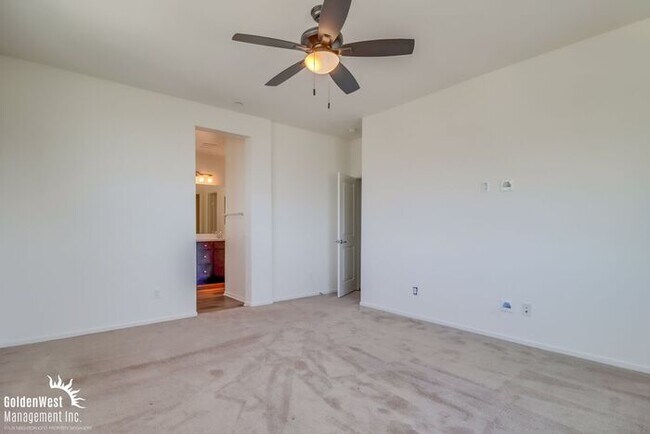 Building Photo - Stunning Corner Unit 4Bdm 3.5Ba Townhome w...