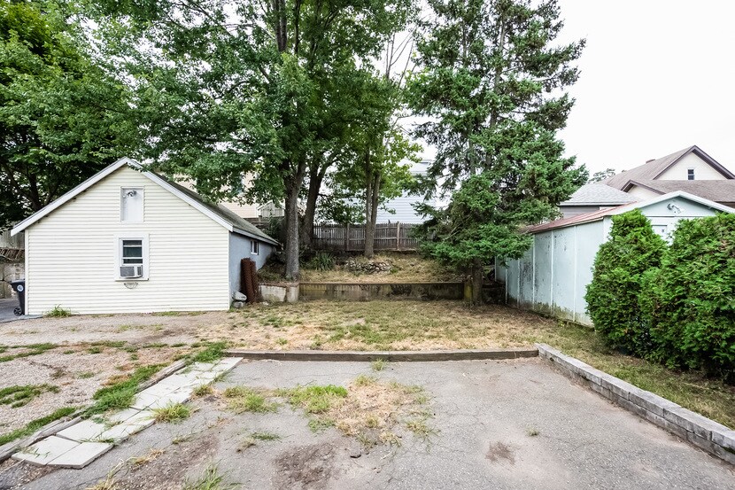 Building Photo - 244 Sycamore St