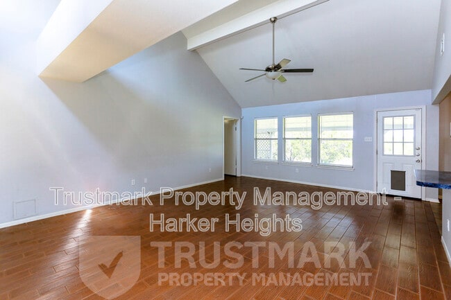 Building Photo - 320 Armadillo Ln