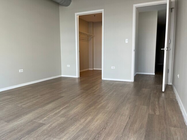 Building Photo - 211 W Scott St