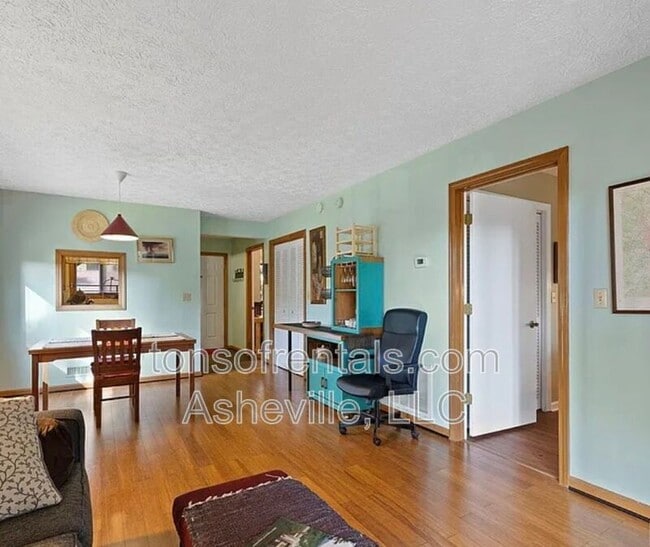 Building Photo - 581 Courtwood Ln