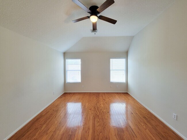 Building Photo - Well-Maintained Home with Spacious Layout ...