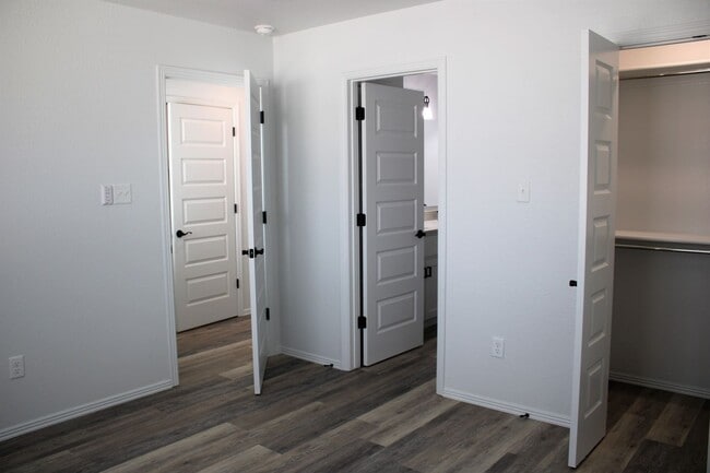 Building Photo - COX-NORTHRIDGE DR-1