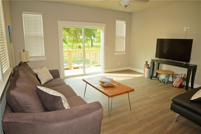 Building Photo - 1575 Brooks Ave