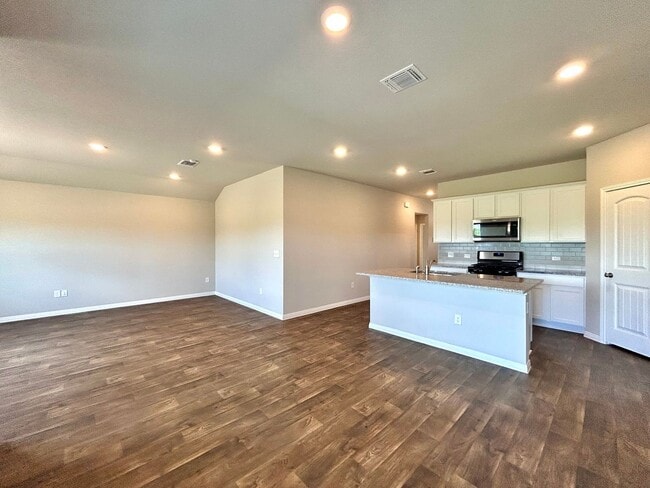 Building Photo - Beautiful 3/BR 2/BA Home with Upgraded Kit...