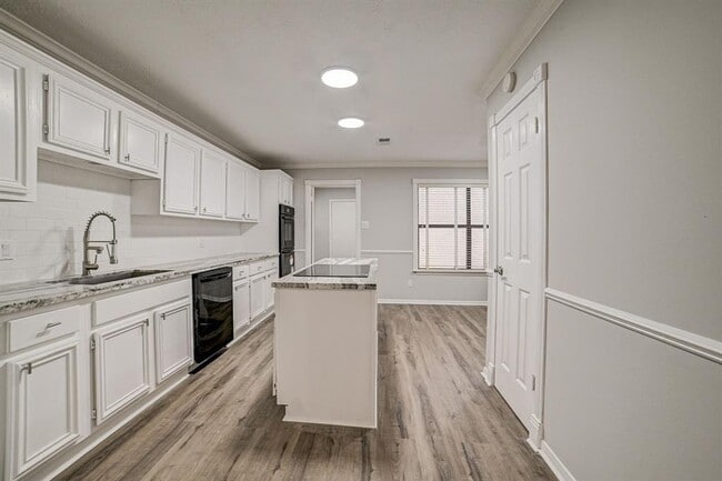 Building Photo - 3310 Meadway Dr