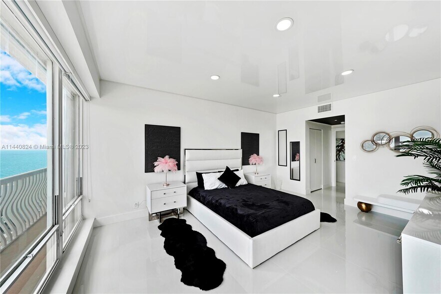 Building Photo - 4020 Galt Ocean Dr