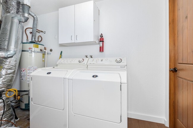 Building Photo - Gorgeous Furnished 2-Bed, 2-Bath Townhouse...