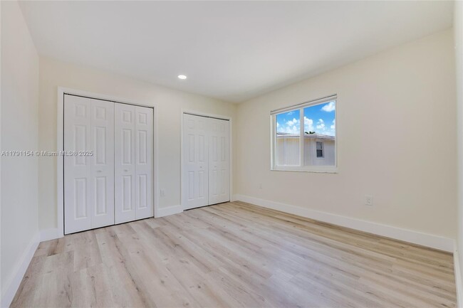 Building Photo - 2942 SW 25th St