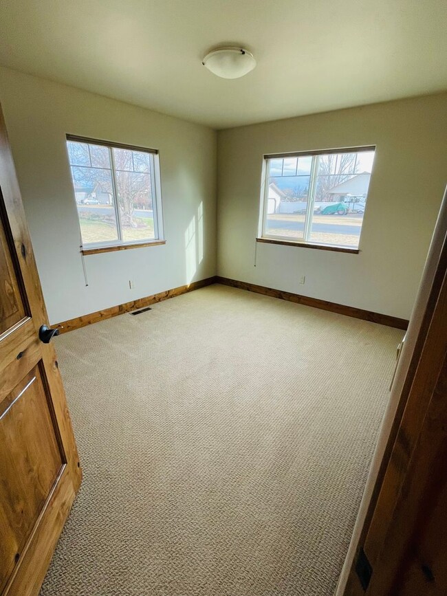 Building Photo - High-end home with 3 car garage and panoramic views of Big Mountain!