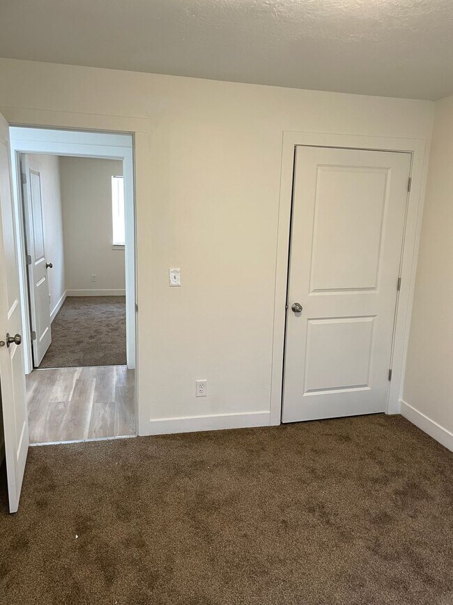 Building Photo - 3 bedroom, 1 bath unit. Newly Remodeled.
