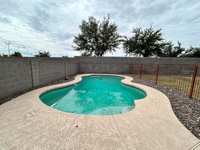 Building Photo - Large 3 Bed / 2 Bath Home with Sparkling P...