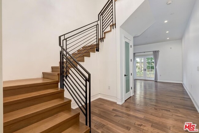 Building Photo - 225 S Hamilton Dr