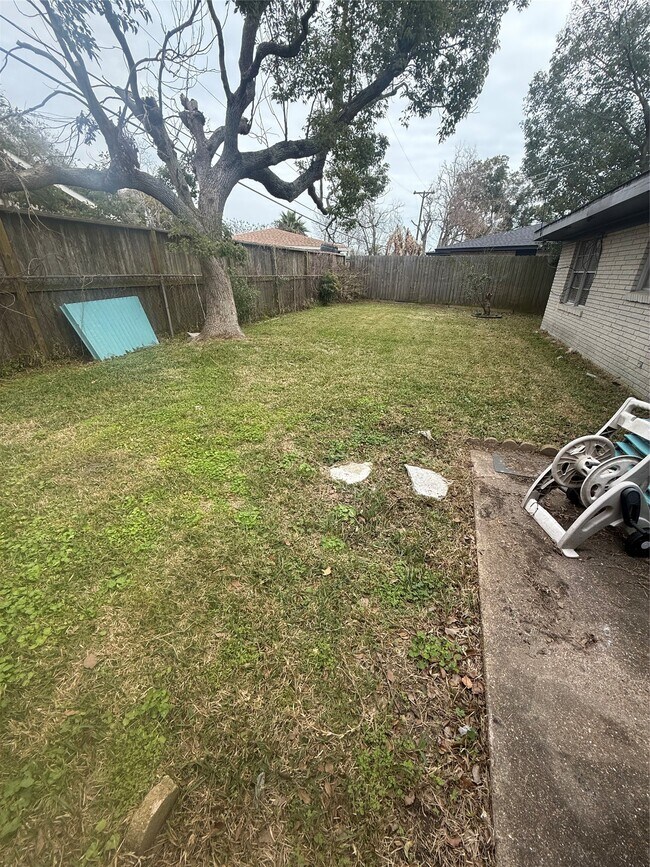 Building Photo - 12 Willow Ln