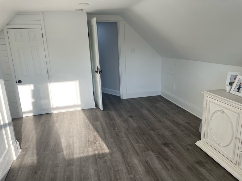 Upstairs Room 2 - 1443 Lakeland Ave