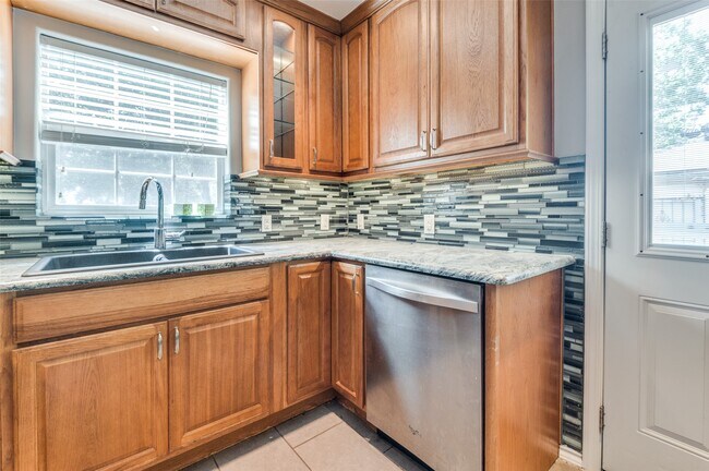Building Photo - 9625 Larga Dr