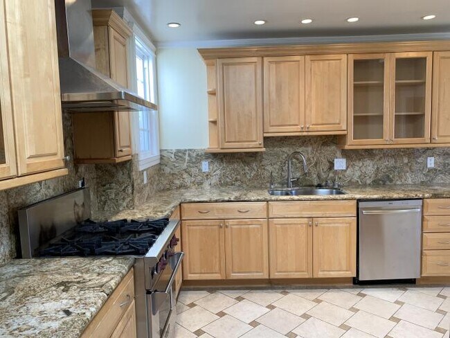 Building Photo - 3 bedroom in San Francisco CA 94116