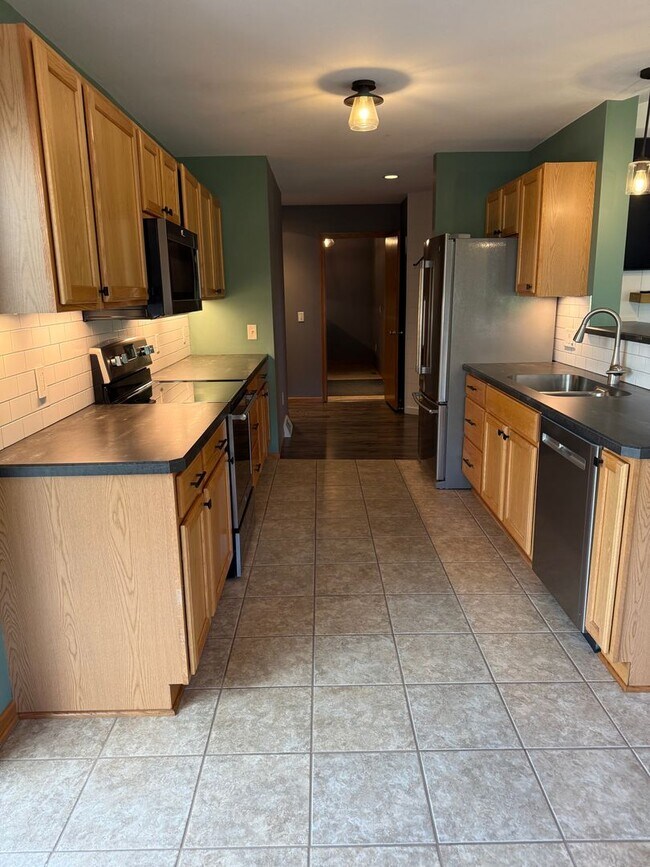 Building Photo - Remodeled 3BR 3BA Duplex in Black Earth –  $2800 month