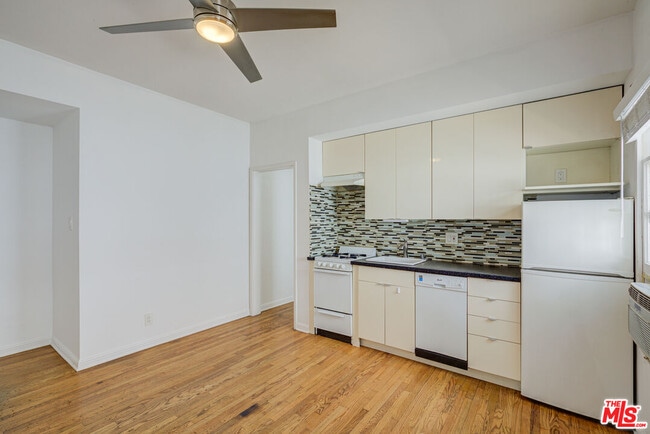 Building Photo - 967 N Doheny Dr