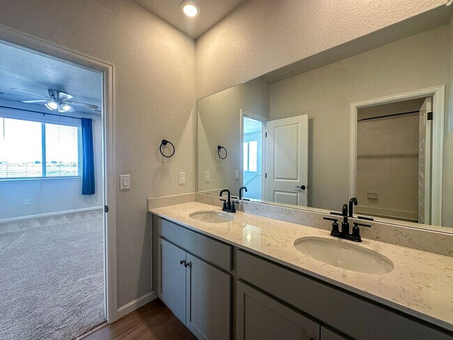 Building Photo - Alder Creek 3bd 2.5ba paired home for rent!