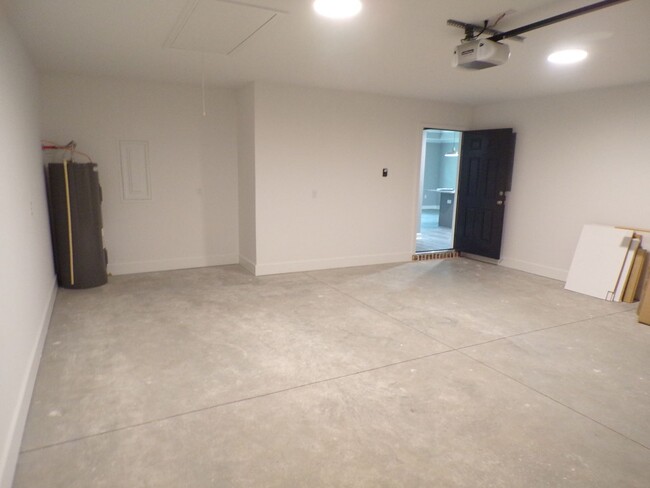 Building Photo - Shady Oak Apartments, Lowe Drive, Enterpri...