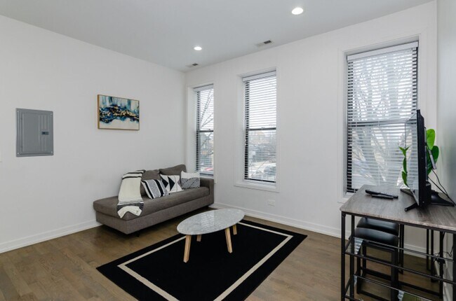 Building Photo - Recently Renovated 2 Bed 1 Bath in Great P...