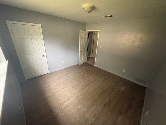 Building Photo - Large 3BR/2BA Home in Southern Hills Rent $1,300 / Deposit $1,100