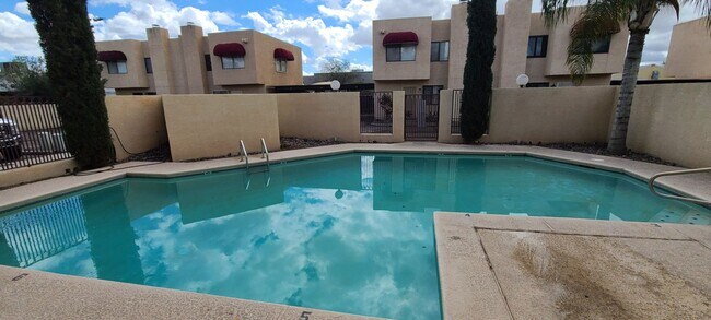 Building Photo - Stone Ave Pastime Rd - 2 Story Townhouse w...