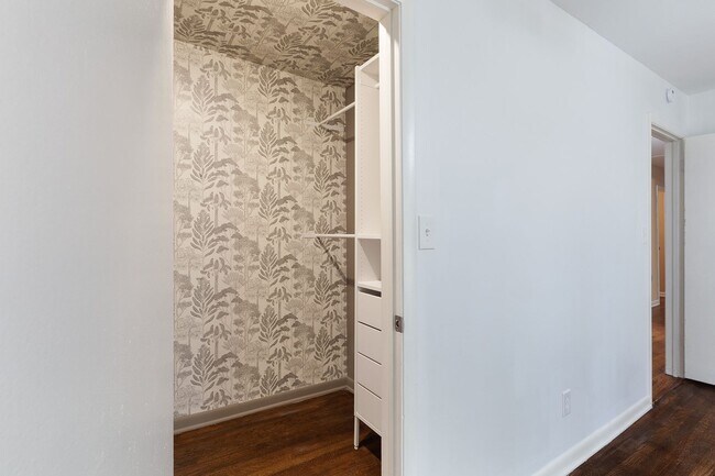 Building Photo - Very Spacious 4/3 w/ Finished Basement in ...