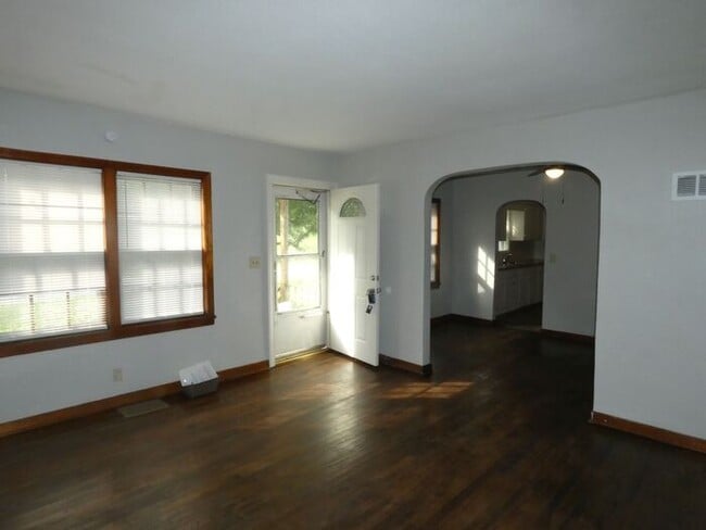 Building Photo - Riverside Home Ready to Lease-4701 N Green Hills Rd