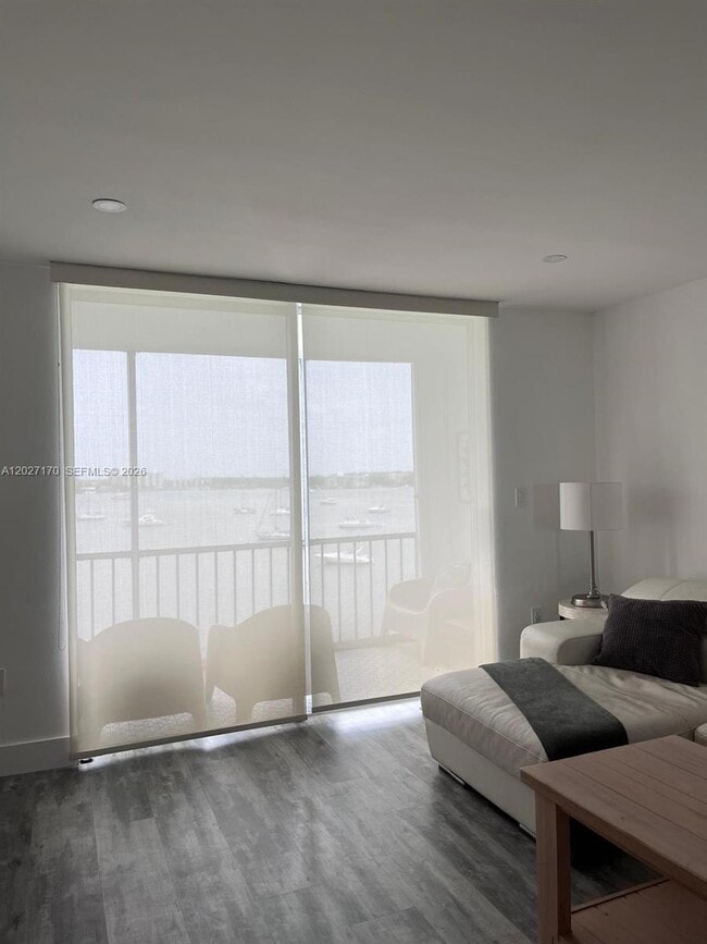 Building Photo - 2910 Point E Dr
