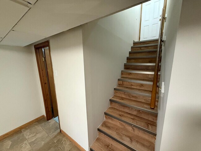 Building Photo - 2102 Woodlea Dr