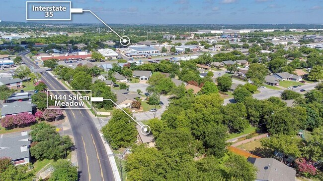 Building Photo - 1800 Nicole Cir