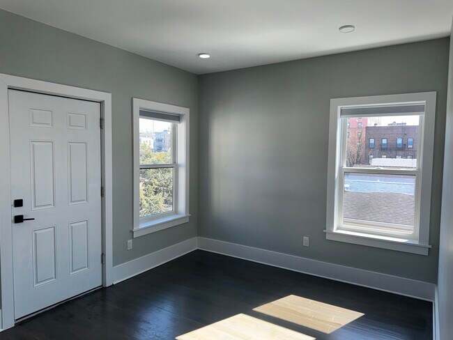 Building Photo - 76 Corbin Ave