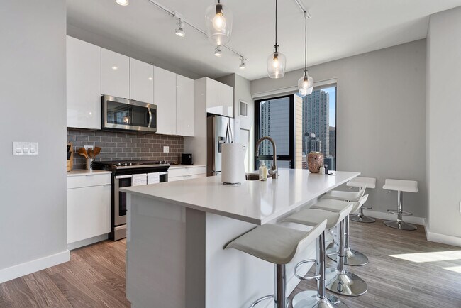 Building Photo - 823 N Clark St