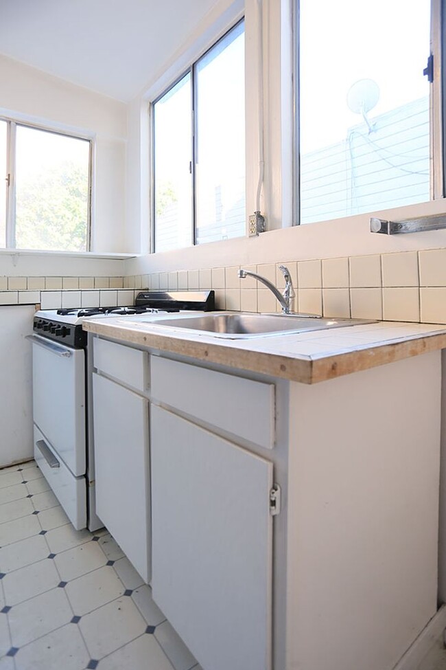 Building Photo - Spacious 3BR/1BA Full Floor Flat in North ...