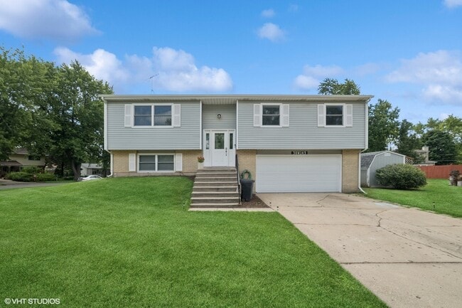 Building Photo - 30W145 Country Lakes Dr
