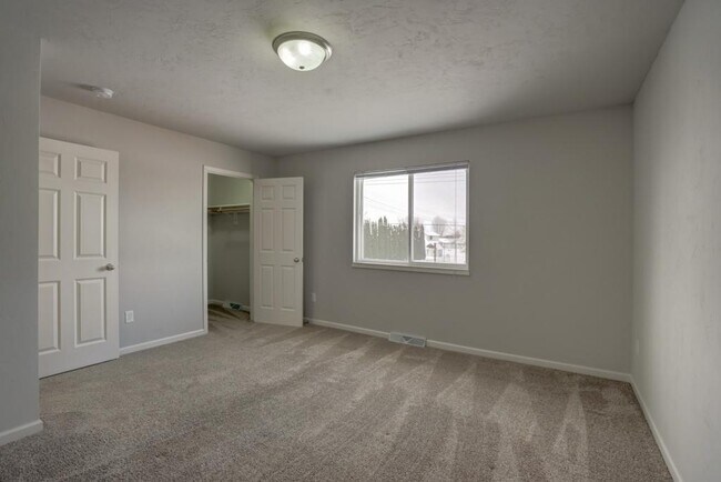 Building Photo - 434 Hanson Rd